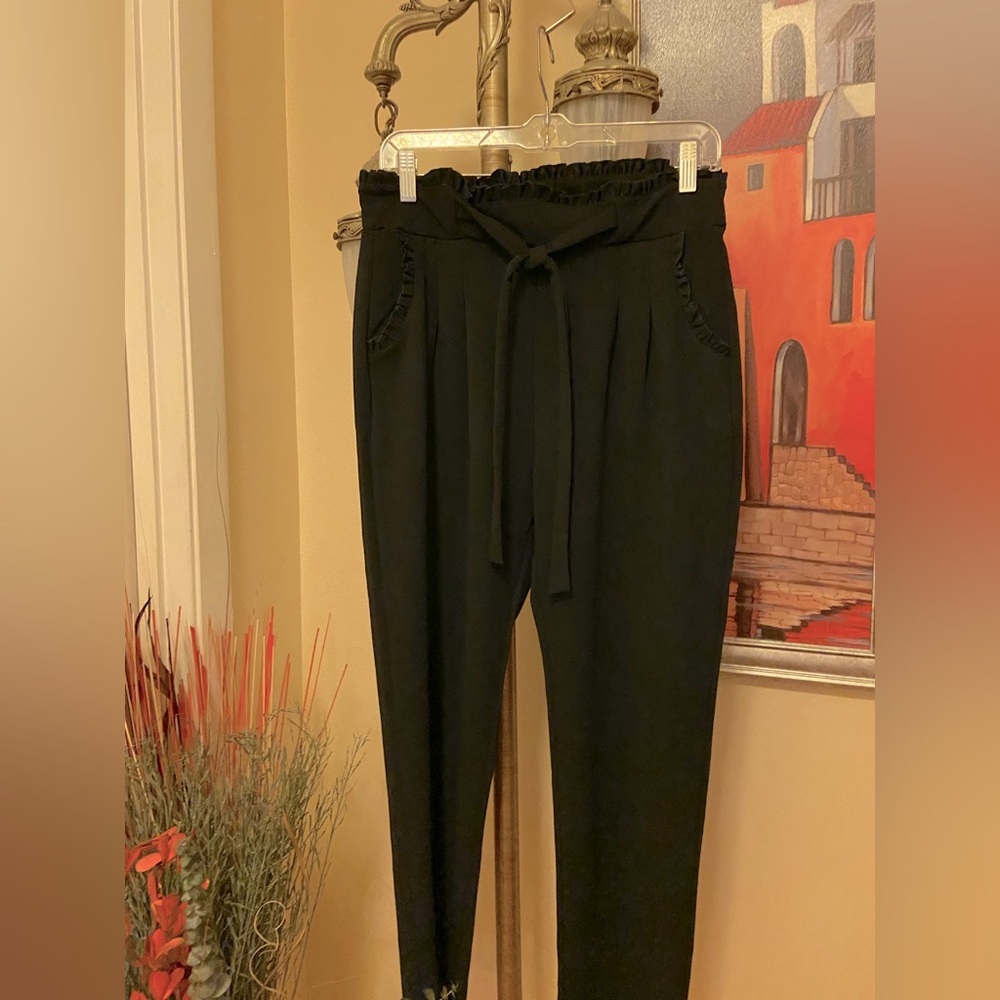 Women,s pull on dress black pants. Hi-rise vintage look.